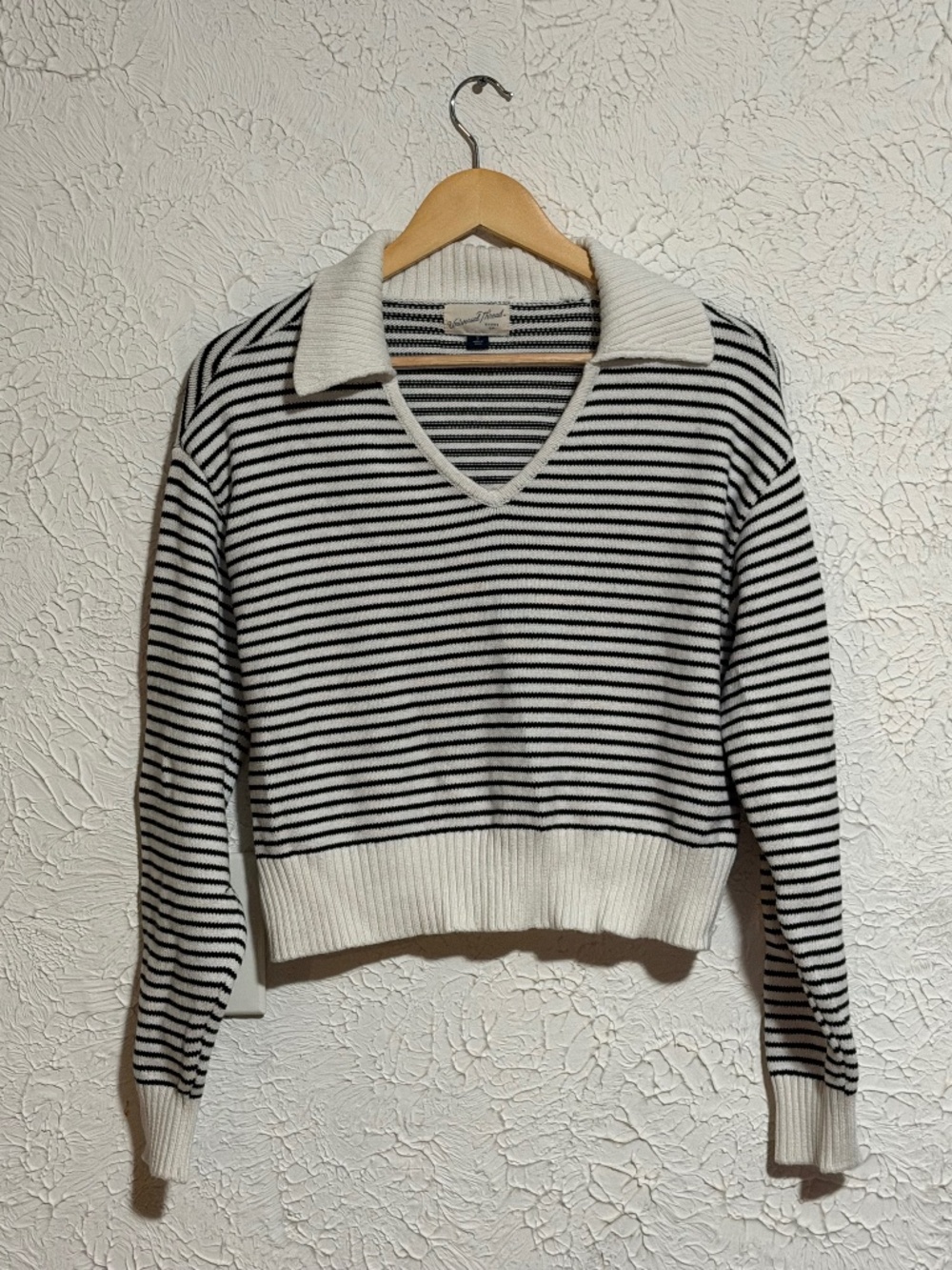 Universal Thread Black White Striped Collared V-Neck Sweater Size Small